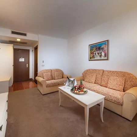 хелена сендс